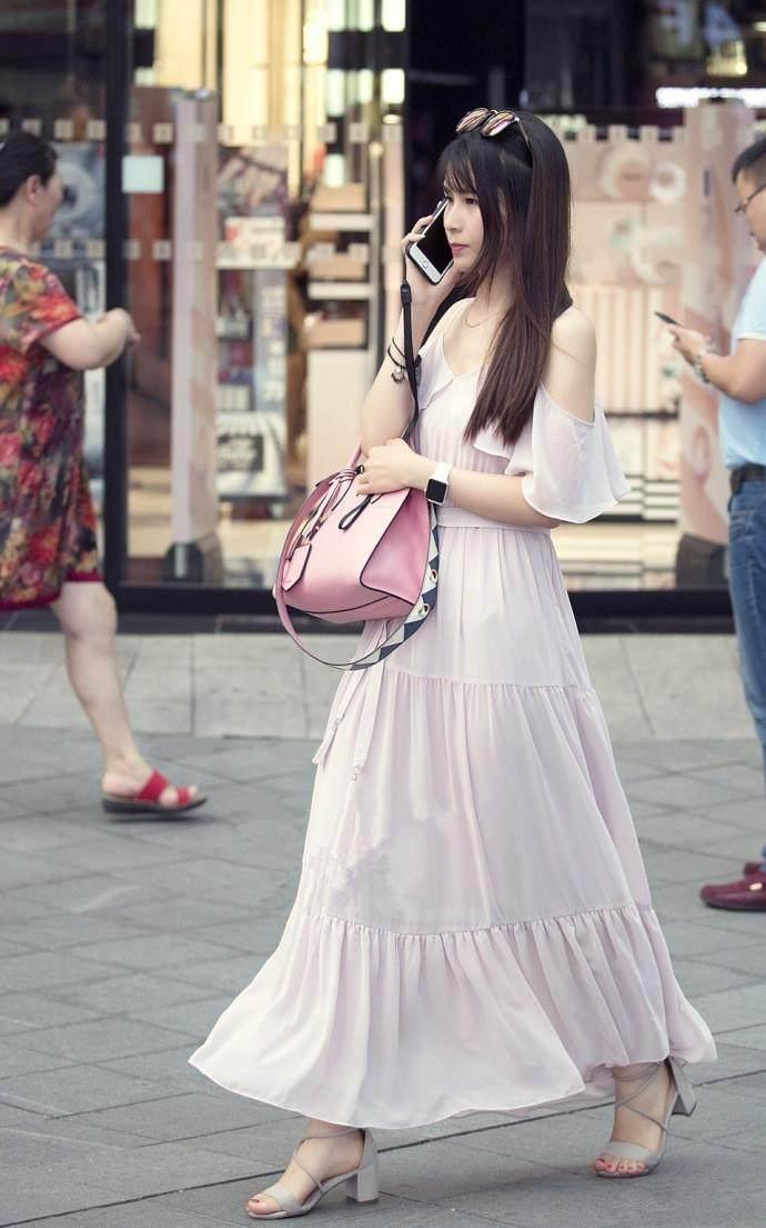 街拍:肤白貌美的职业装小姐姐,看上去很有更觉,你会喜欢吗?