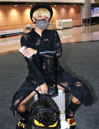 陈志朋又变“人妖”,穿“裙子”搭短裤,网友:大粗腿太出戏