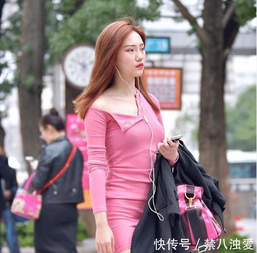 「 显得」玫红色衣服显得特别亮,性感撩人。,街拍:身材不错的美少女