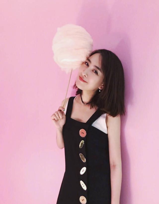 黑色连衣裙现在不流行？别逗了，马苏穿起来各种美