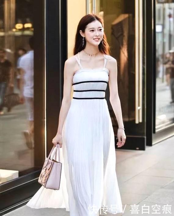  「美女」街拍：面容白皙的美女一条短裤，穿出了蝴蝶翩翩起舞的感觉