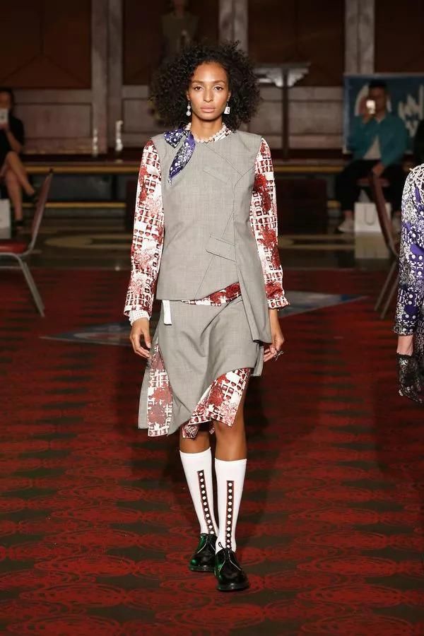 在唐人街的中餐馆打麻将，中式旗袍和解构西装完美结合，打造最中