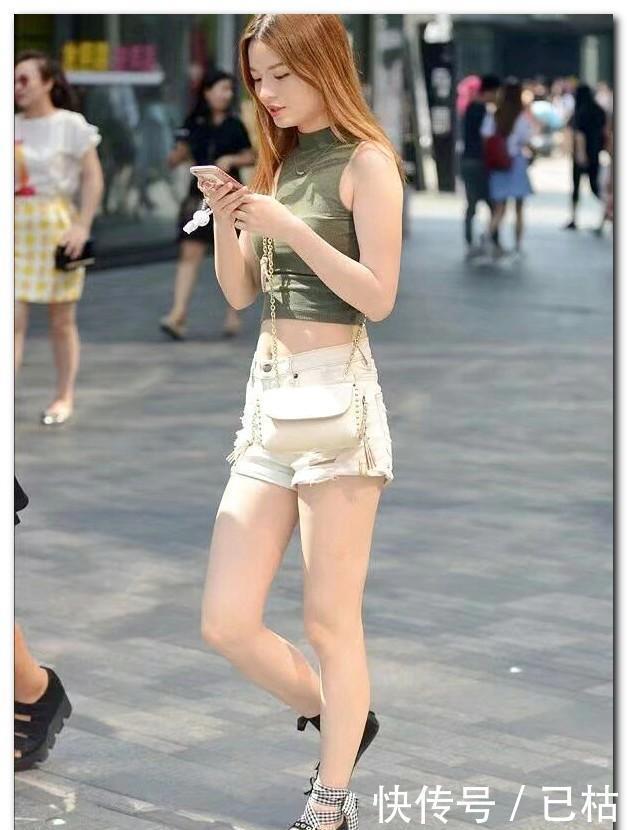 气质|街拍吊带黑色连衣裙的美女,显得高冷气质更具魅力