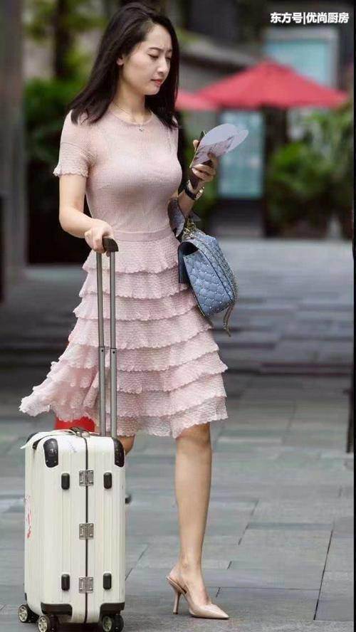 街拍：清凉打扮的小姐姐，看着清新洋气又传统！