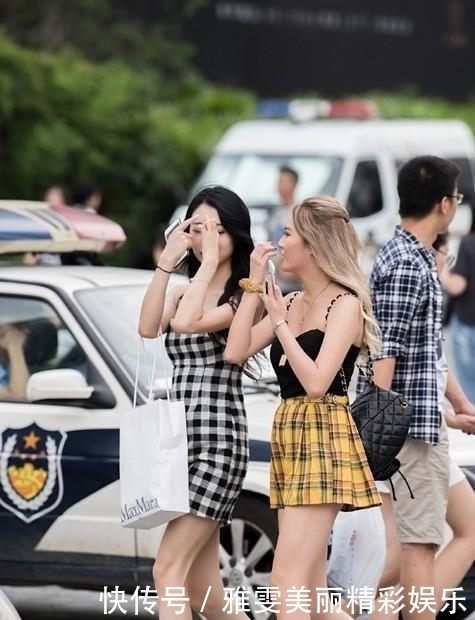  [小姐姐]街拍：黑色上衣配短裙，细长美腿遇上黑色高跟鞋，太美了