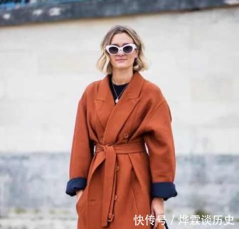 蓝色■紧身的高领毛衣可以说是最佳的单品了