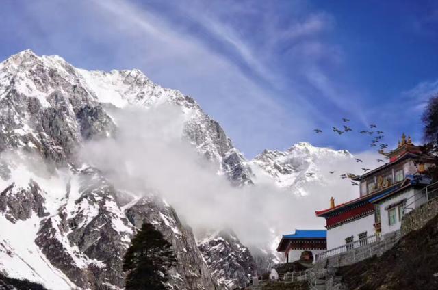 西藏小村庄,游客出入受限,晚上八点后严禁出入