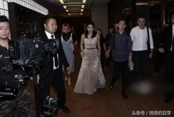 郭晶晶穿礼服出席活动，好身材一览无遗，网友:终于穿出了阔太气