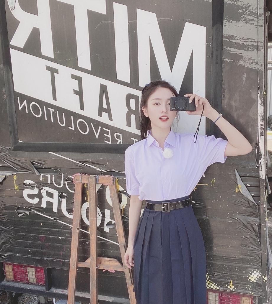  美少女：吴宣仪和郑爽, 体重都是86斤, 同为百褶裙造型, 到底谁更甜?