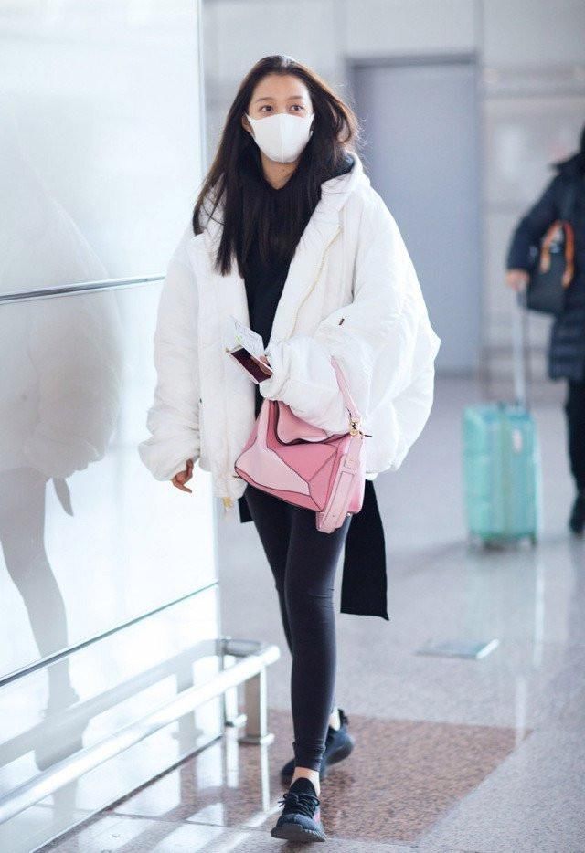 关晓彤的衣服拉上就是裙子拉开就是裤子，说她土的都被打脸了