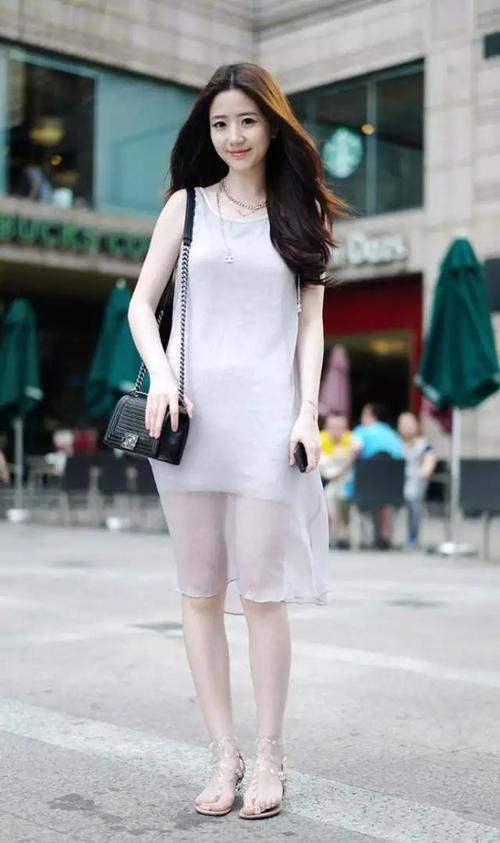 路人街拍，小姐姐脸上画着精致的妆容，看上去非常的迷人性感