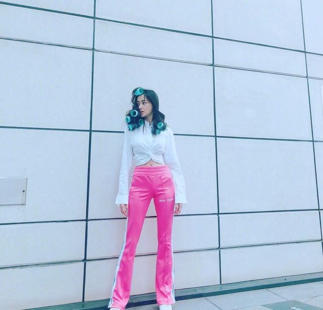 张天爱咱能不这么逗吗？真是看过自黑的，没见过你这么能黑自个的