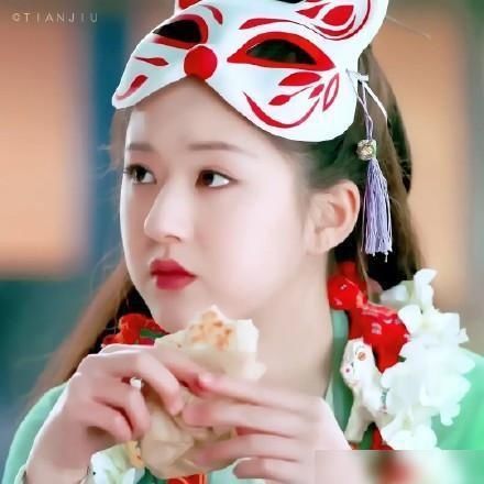 郑业成@三千鸦杀花絮:赵露思体重见涨开玩笑,郑业成横抱不成,反被恐吓