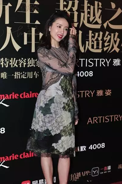 37岁董洁现身活动，薄纱裙穿出一片风尘，网友：清纯形象瞬间崩塌