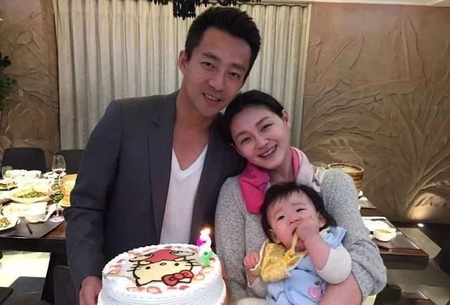 大S剥虾论疯传，夫妻恩爱招质疑，网友：这波操作为七夕？