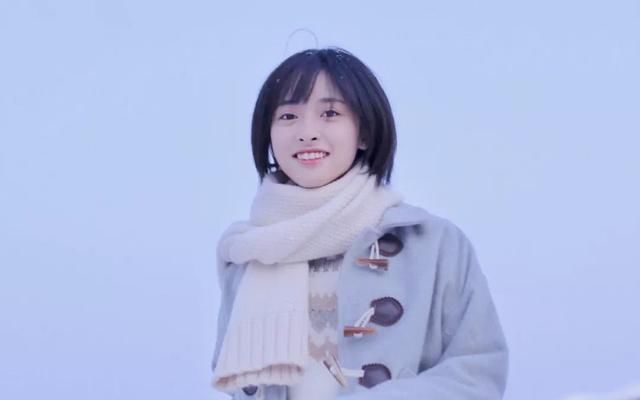 沈月清纯发型吸晴，腿很清瘦，网友：看原图后发现很粗！