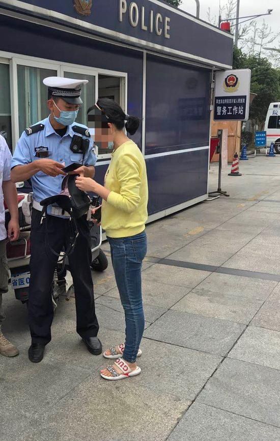  不慎|市民不慎遗失治病钱 成都交警小哥捡到后及时送还