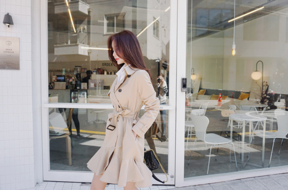 女神孙允珠，劳伦斯蜜色街头时尚飘逸风衣