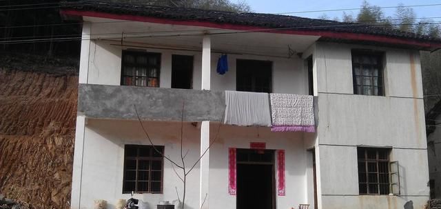  「买房子」十年前，农民赚钱就回村子建房子，现在在城里买房子，农村会消失吗？