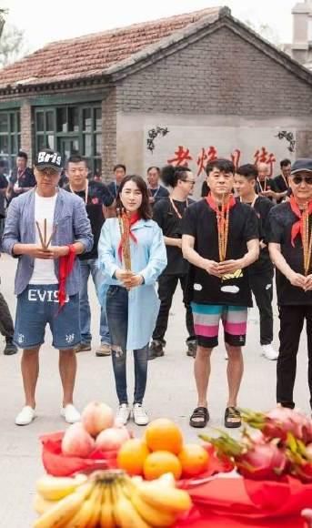 马苏身穿一袭蓝色镂空长裙端庄优雅，女神范儿十足，网友：美炸了