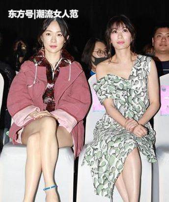 霍思燕为艳压，穿超短裤秀美腿，撞上贾静雯露肩裙，谁丑谁尴尬！