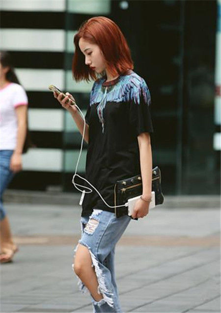  漂亮|街拍：专注看手机的小姐姐，一字肩上衣+露洞牛仔裤，时尚又漂亮