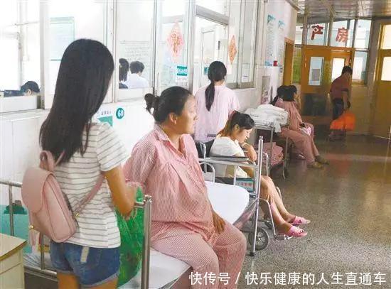 90后孕妇生完孩子回病房,冷的浑身发抖,护士掀