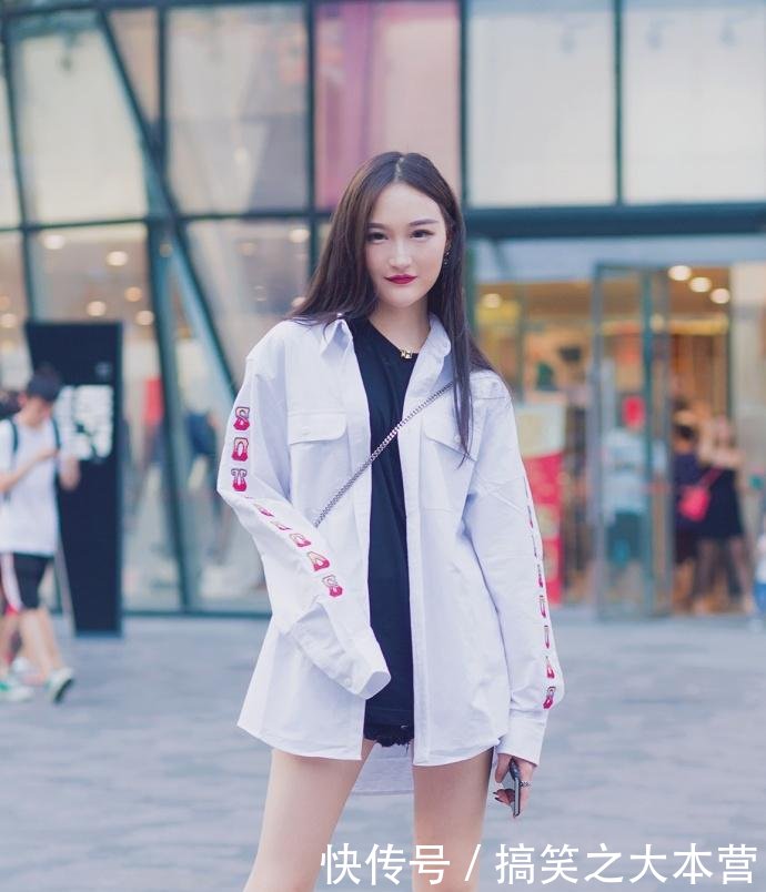 街拍一字肩超短裤的漂亮小姐姐，清纯性感，靓丽可爱