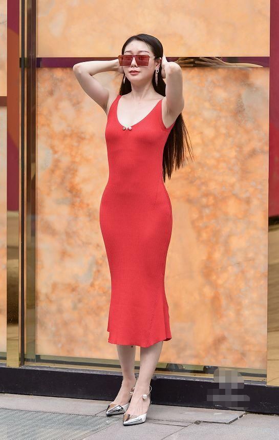 街拍:微胖美女穿紧身裤，腿部曲线完美，是下半身“有肉”的女人