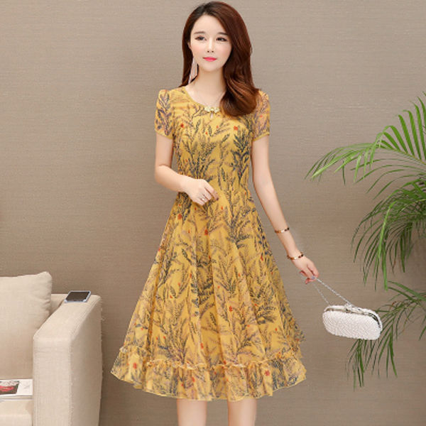 收腰连衣裙穿在身上，遮挡不完美身材，女人穿上特别的有自信