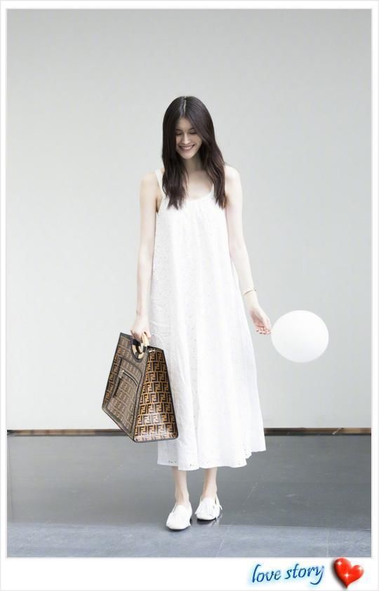 正面超模，背面大妈!何穗机场秀美腿，一个转身竟暴露身材缺陷!