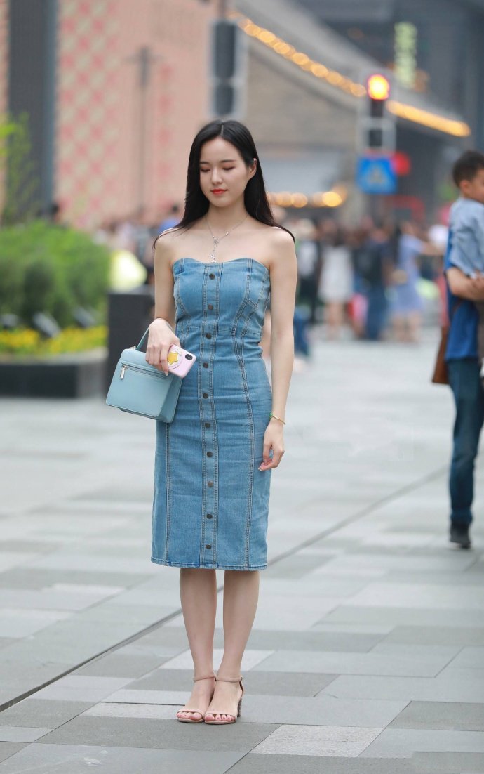 街拍美女，简单又大方的夏季穿衣搭配，随意又不失女神范！