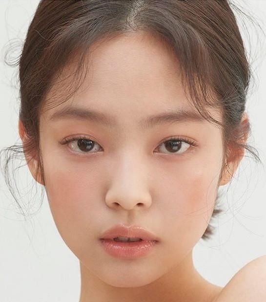  [化妆包]明星妆容如何打造？看看人间香奈儿Jennie的化妆包就知道了