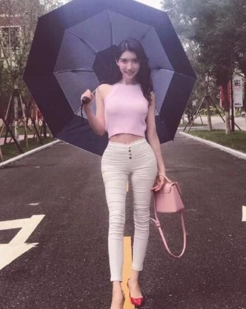  『蓝色』街拍：沉鱼落雁的美女，一件白色上衣配蓝色牛仔裤，时尚魅力气质