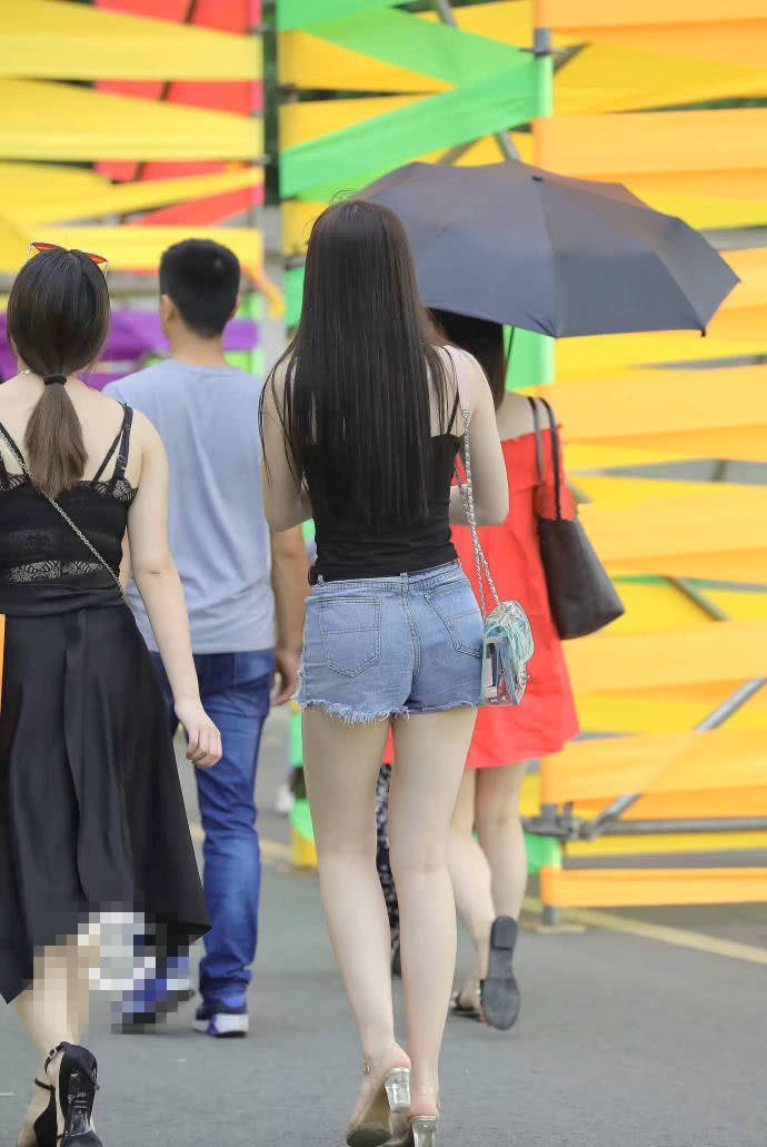 街拍：微胖小学妹紧身牛仔热裤，时尚的潮流也是很显眼！