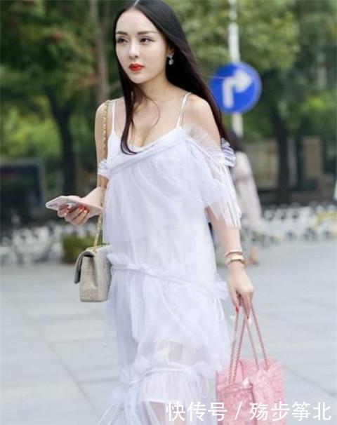 『 气质』走路自带气质,凸显女神的魅力,街拍:可爱性感的小姐姐
