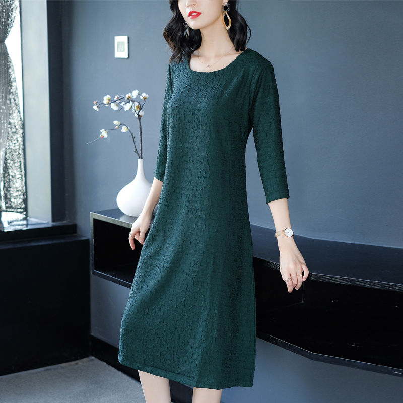 每次看到53岁小姨，都是这么年轻漂亮!原来常穿这高级裙，忒美