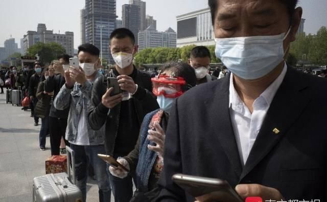  「轮渡」武汉解封首日276列旅客列车开出，汽笛声响起，轮渡也正式复航