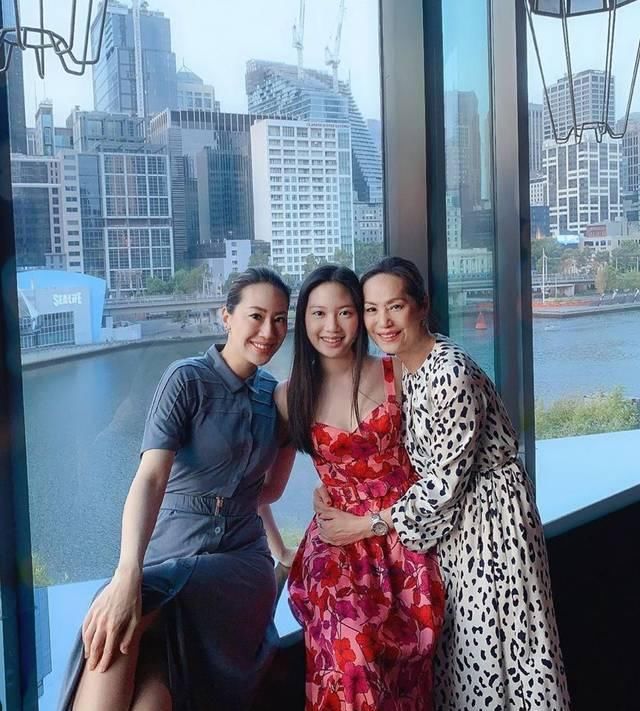  「功力」甄子丹63岁岳母冻龄功力深厚，与两个女儿合影宛如三姐妹