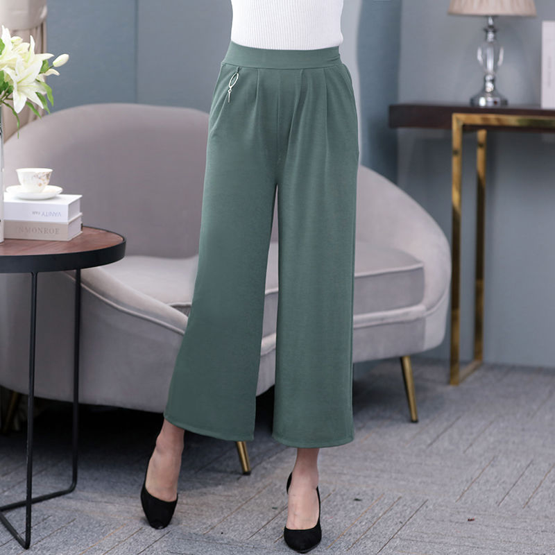 厉害了我的妈妈，秋天这样穿出门，瞧着比大姑娘还嫩美的多