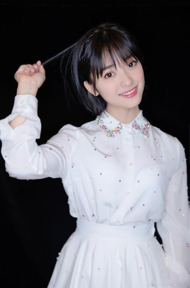 沈月腿是真好看，穿“爷爷装”和小短裙，没了这双腿还真hold不住