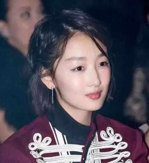 女生帅起来就没男生什么事了,周冬雨短发纯净,短发意外好看的是她
