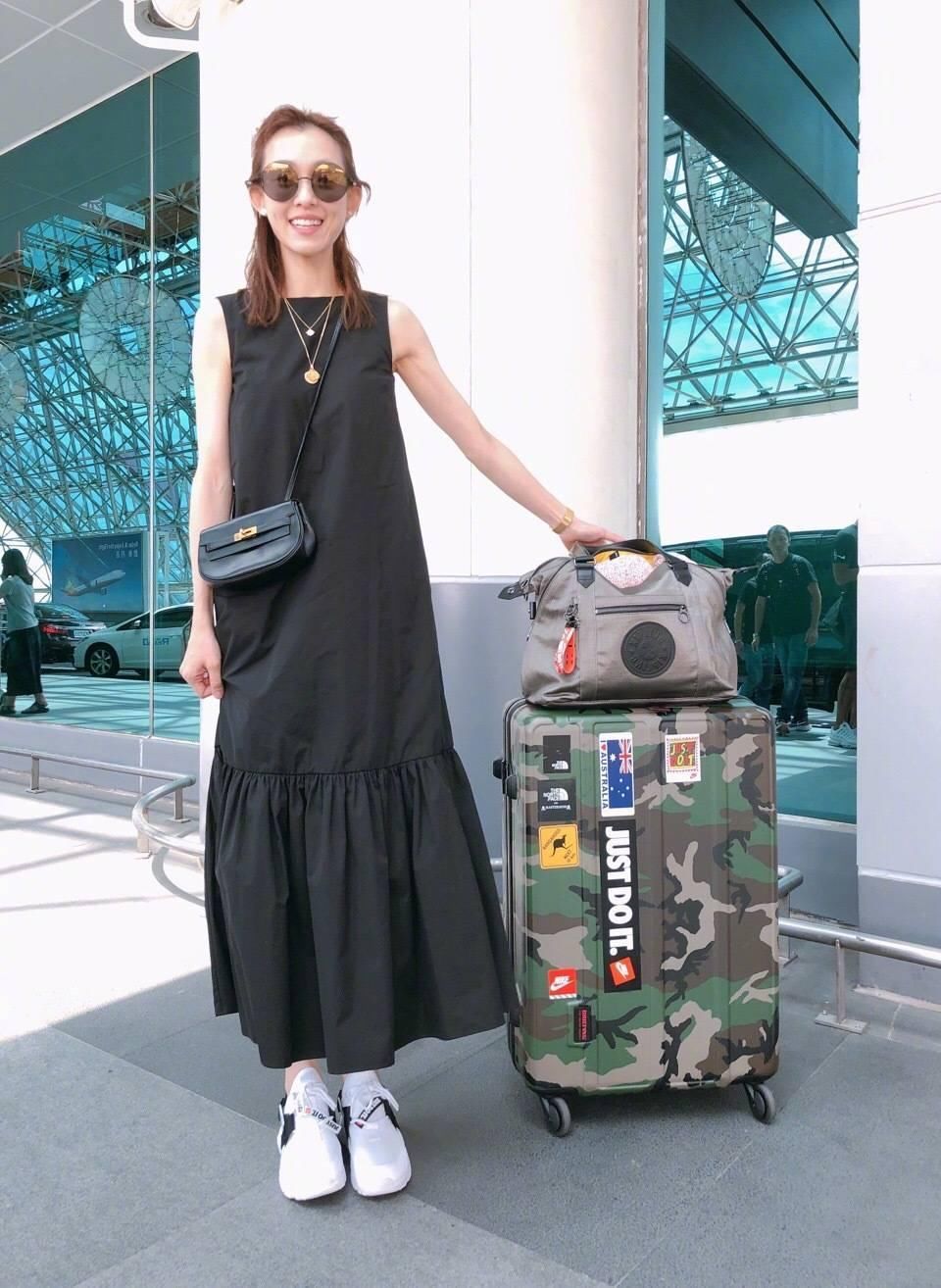 范玮琪现在是又瘦了吗?穿黑色连衣裙一看就么有百斤!