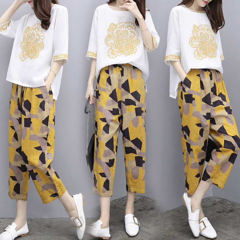 嫂子刚从香港回来，说今夏流行穿休闲套装，出门搭双小白鞋都美炸