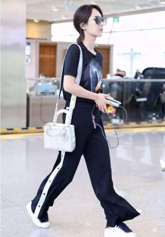 网友对杨紫要求太严格了, 机场穿短袖牛仔裤舒舒服服的怎么了?