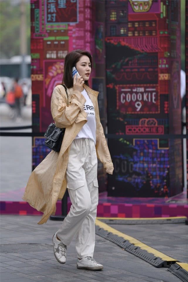  『美女』街拍：美女边走边打电话的，休闲风衣的搭配帅气大方