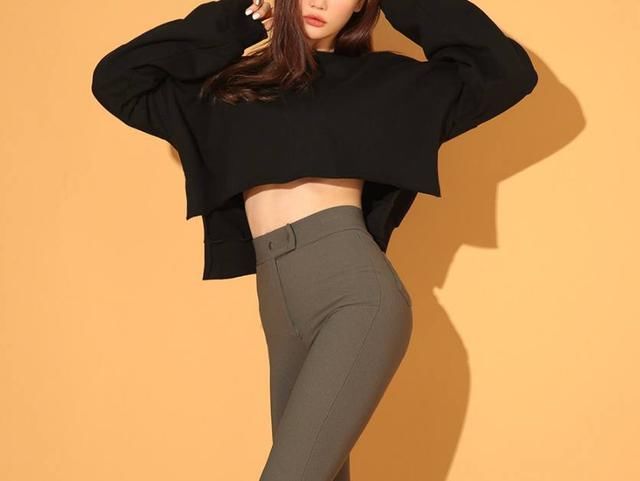 穿衣搭配：紧身打底裤美女，高贵美丽，展现出女神的魅力