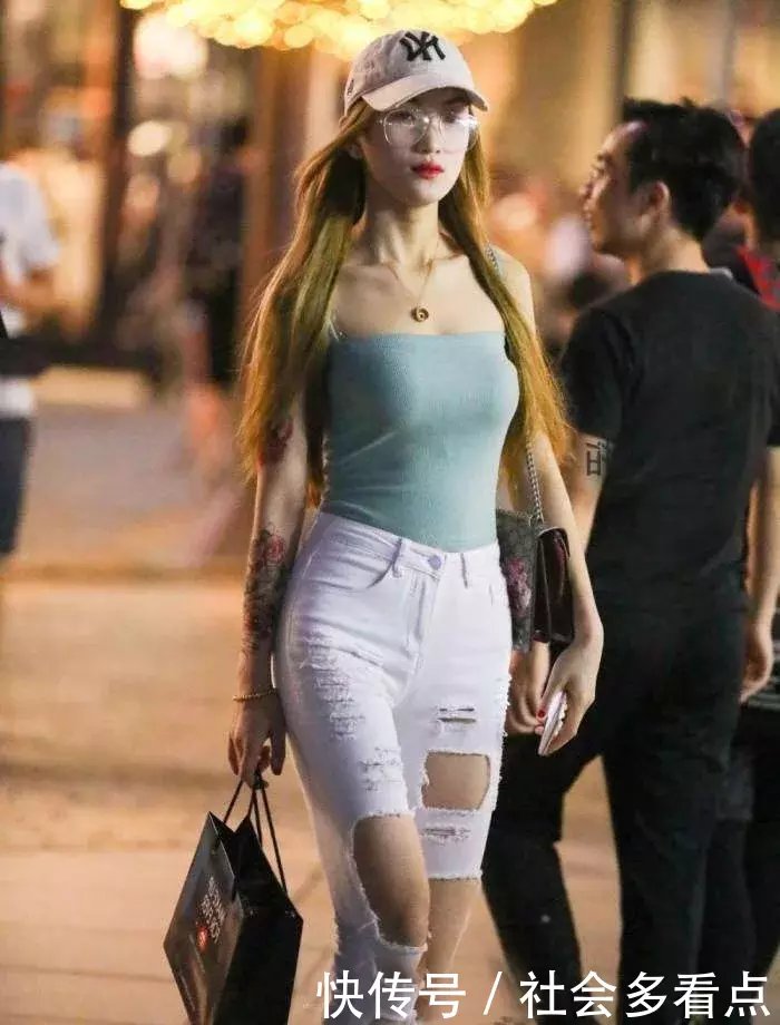 破洞紧身牛仔裤,这样搭配很显气质