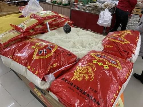  『买大米』大米容易生虫怎么办？米店老板教我4个土方法，放1年不生虫不发霉