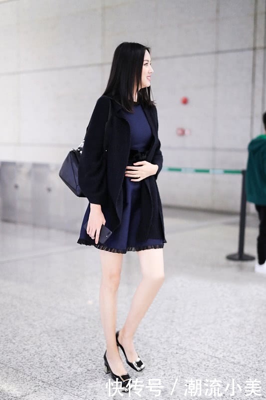 张梓琳现身机场，粉色T恤配超短裙，网友：这腿我一辈子都赶不上